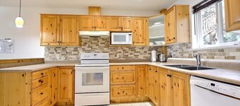 Modern, Rustic & Spacious Chalet, Views, Hot Tub