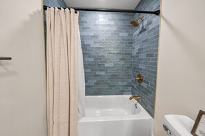 Badewanne, Haartrockner, Handtücher, Toilettenpapier