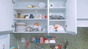Lemari es kecil, microwave, dan penanak nasi