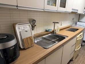 Mini-fridge, microwave, rice cooker, cookware/dishes/utensils - Noble Residence 2nd Korea University (Seoul)