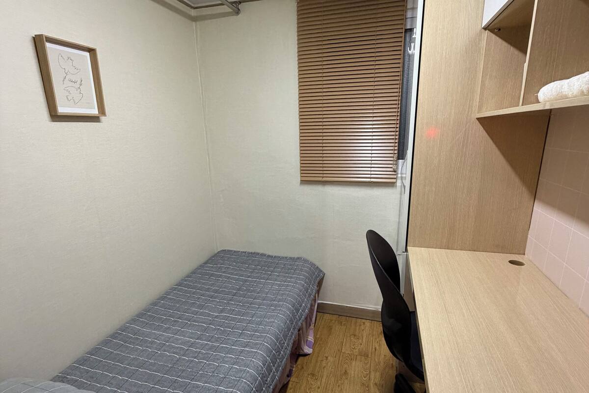 Mini Room | Desk, soundproofing, iron/ironing board, free WiFi