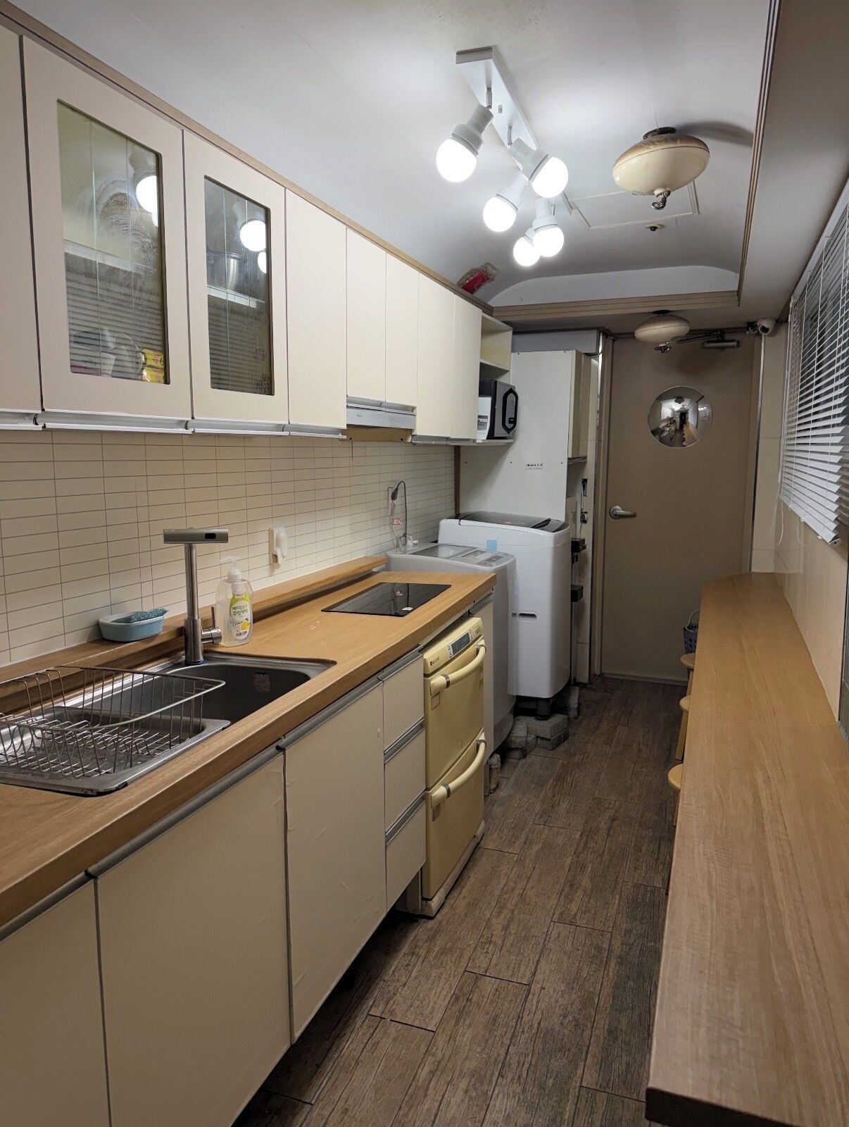 小型冷蔵庫、電子レンジ、炊飯器、調理器具と食器