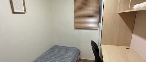 Escritorio, sistema de insonorización, tabla de planchar con plancha