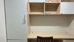 Skrivebord, lydisolert, strykejern/-brett og wi-fi (inkludert)