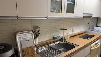 Mini Room | Private kitchen | Mini-fridge, microwave, rice cooker, cookware/dishes/utensils