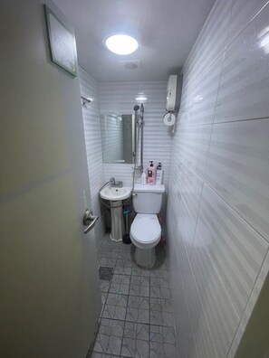 미니룸 | 욕실 | 샤워 시설, 헤어드라이어, 슬리퍼, 타월