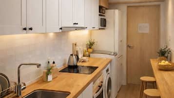 Mini Room | Private kitchen | Mini-fridge, microwave, rice cooker, cookware/dishes/utensils