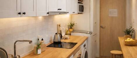 Mini Room | Private kitchen | Mini-fridge, microwave, rice cooker, cookware/dishes/utensils