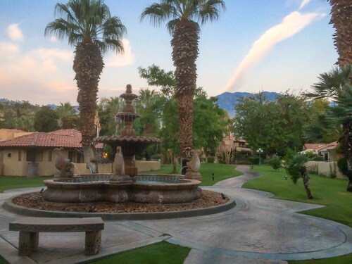 Stylish & Elegant Condo at the Beautiful Oasis Resort in South Palm Springs