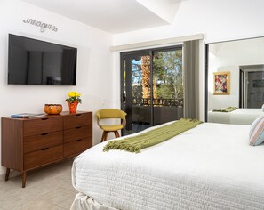 2 soverom, skrivebord, strykejern/-brett og reiseseng for barn