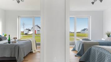 2 habitaciones, tabla de planchar con plancha y cuna de viaje