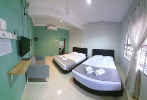 Una habitación de hotel con dos camas, un escritorio y una silla.