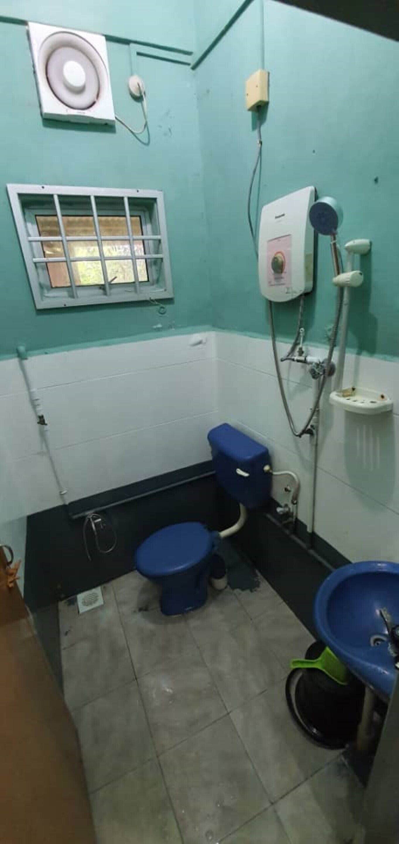 Un bagno piccolo con il water, bidet e lavandino.