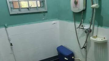 Un bagno piccolo con il water, bidet e lavandino.