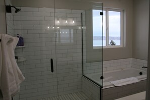 Bañera con ducha, toallas, jabón, papel higiénico