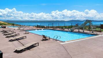 Een buitenzwembad en een verwarmd zwembad