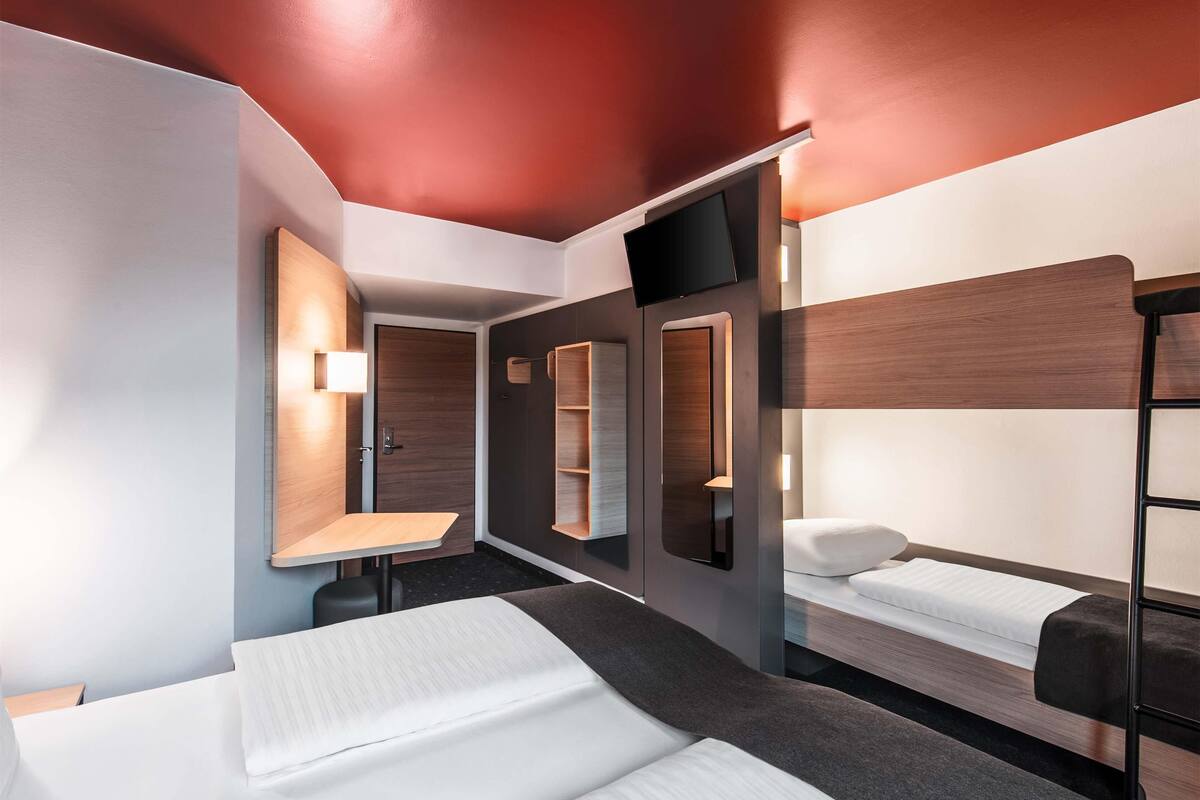 quadruple room | desk, soundproofing, free wifi, bed sheets