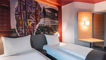 Ein Hotelzimmer mit einer großen Wandmalerei, einem Bett mit weißer Bettwäsche, einem Nachttisch mit einer Lampe und einer Holztür.
