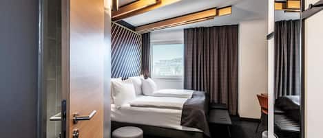 Desk, soundproofing, free WiFi, bed sheets