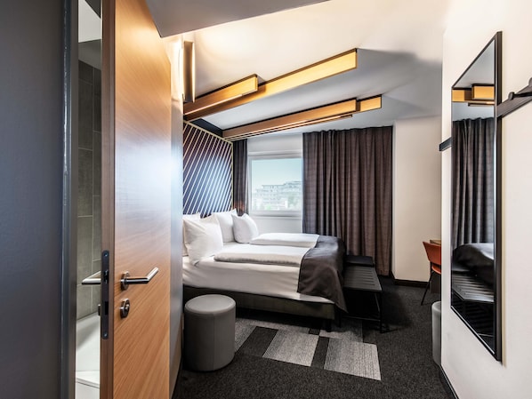 Desk, soundproofing, free WiFi, bed sheets