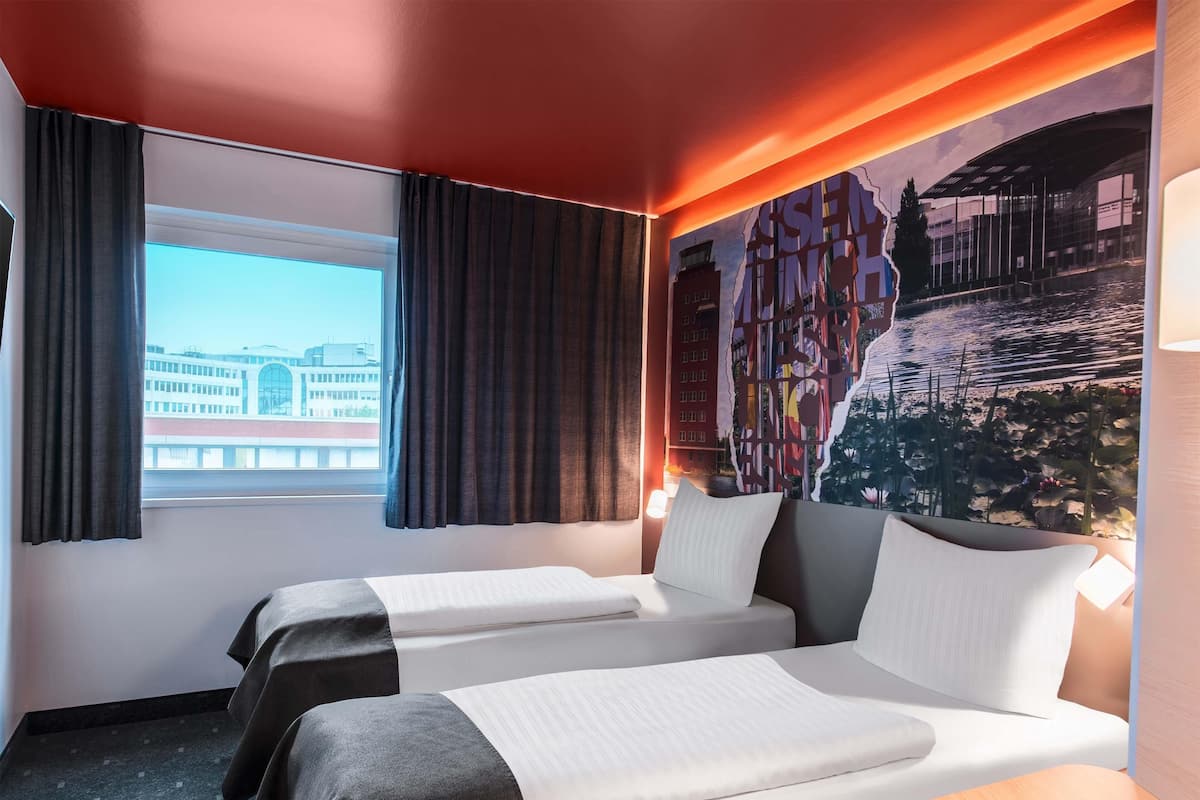 Quarto duplo | Escrivaninha, quartos à prova de som, Wi-Fi de cortesia, roupa de cama