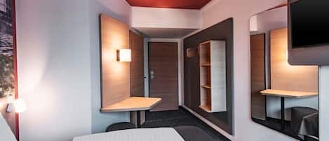 Escritorio, sistema de insonorización, wifi gratis y ropa de cama