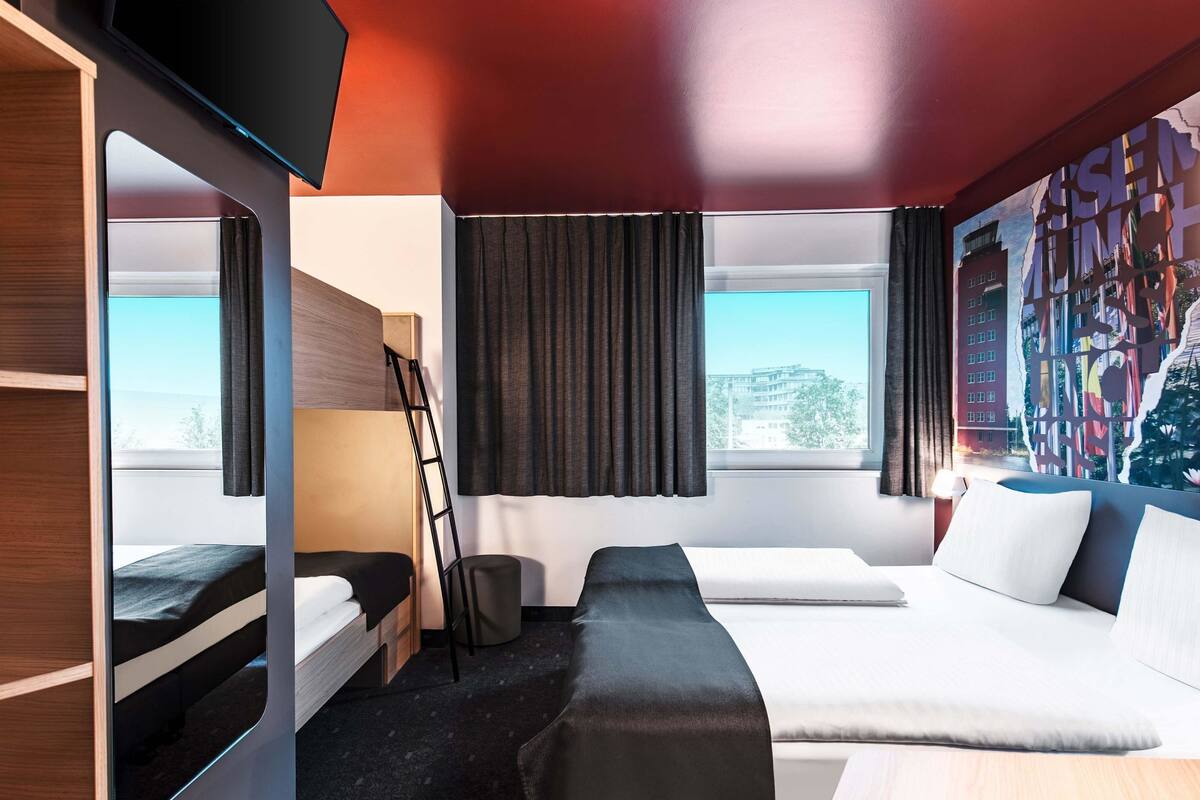 Kamar Quadruple | Meja kerja, kedap suara, Wi-Fi gratis, dan seprai linen
