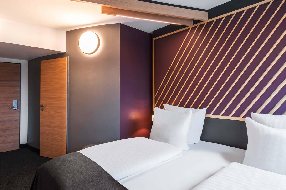 premium double room | desk, soundproofing, free wifi, bed sheets