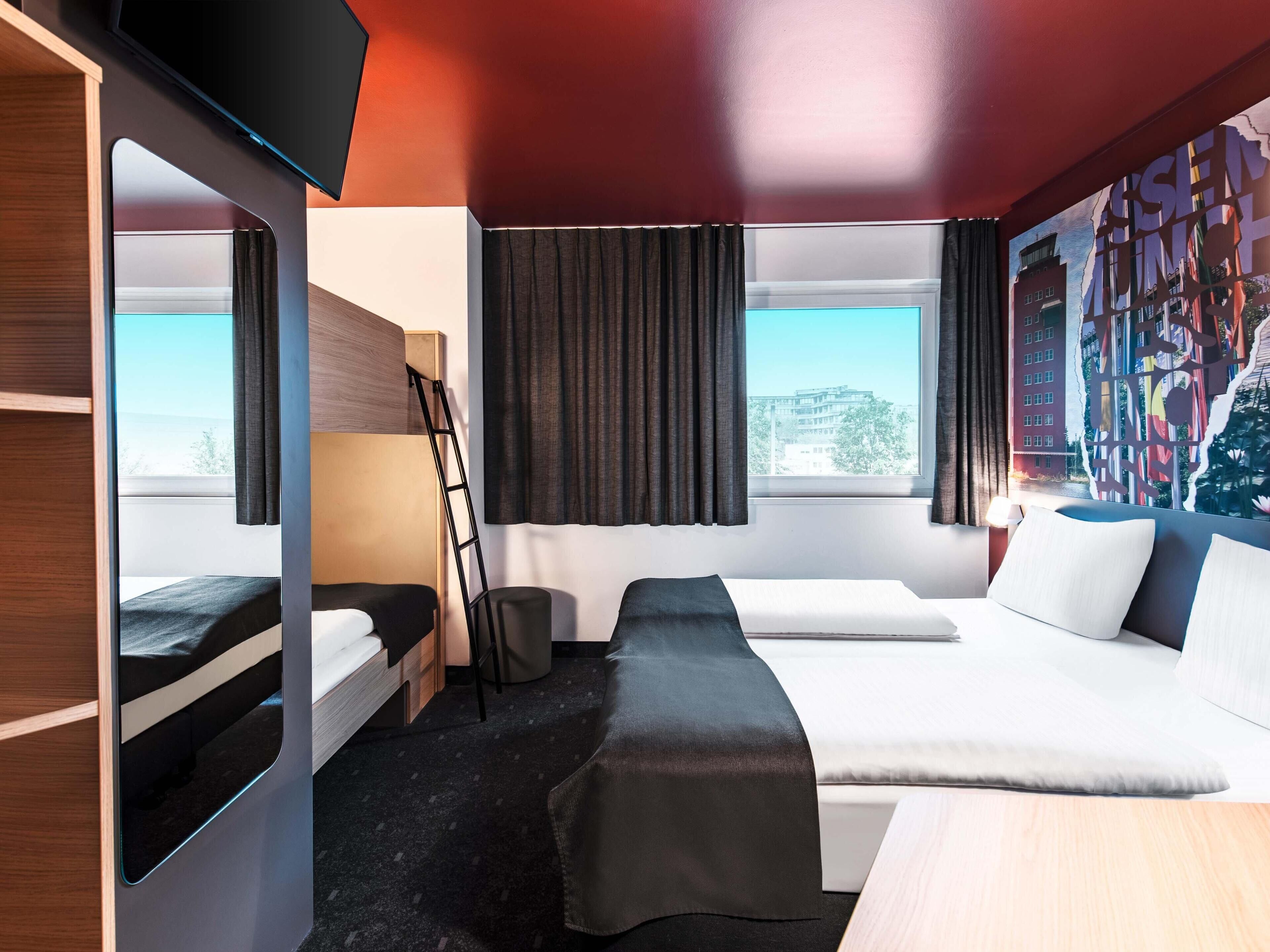 Desk, soundproofing, free WiFi, bed sheets