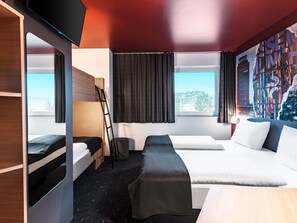 Desk, soundproofing, free WiFi, bed sheets