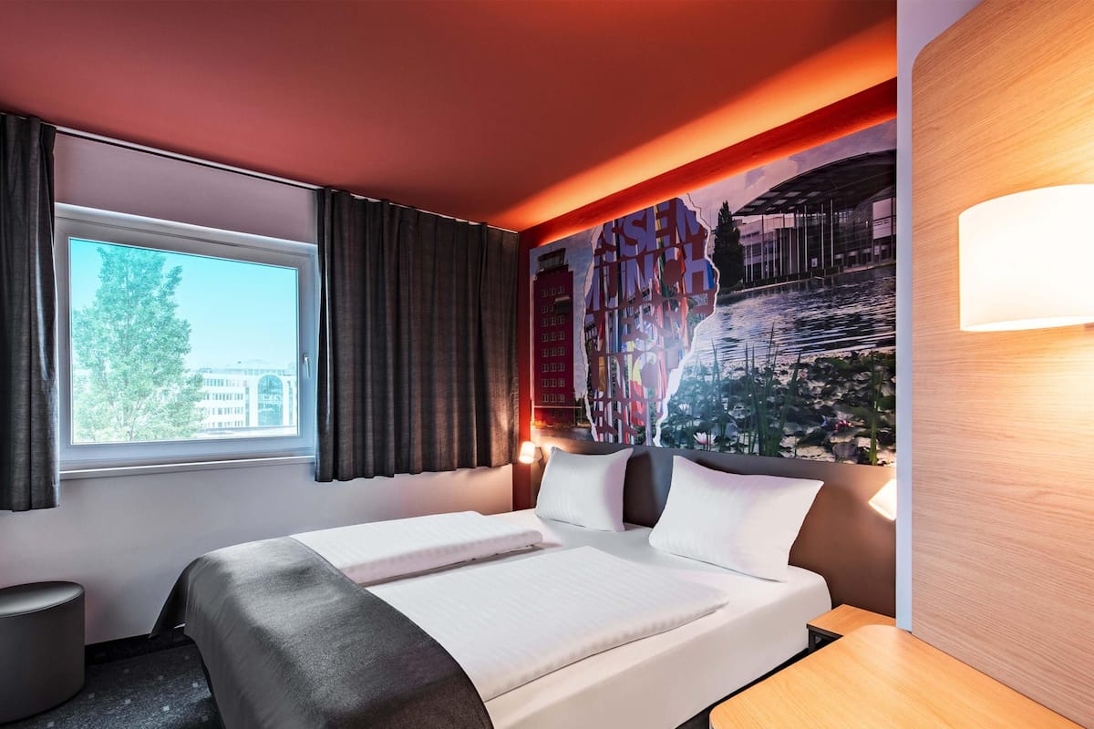 Desk, soundproofing, free WiFi, bed sheets