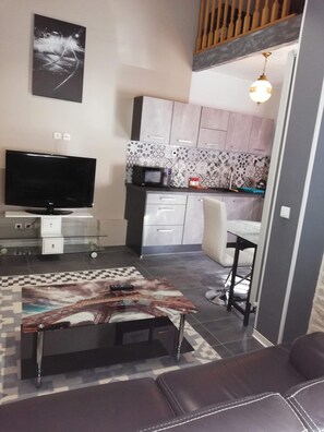 Smart-tv en een computerscherm