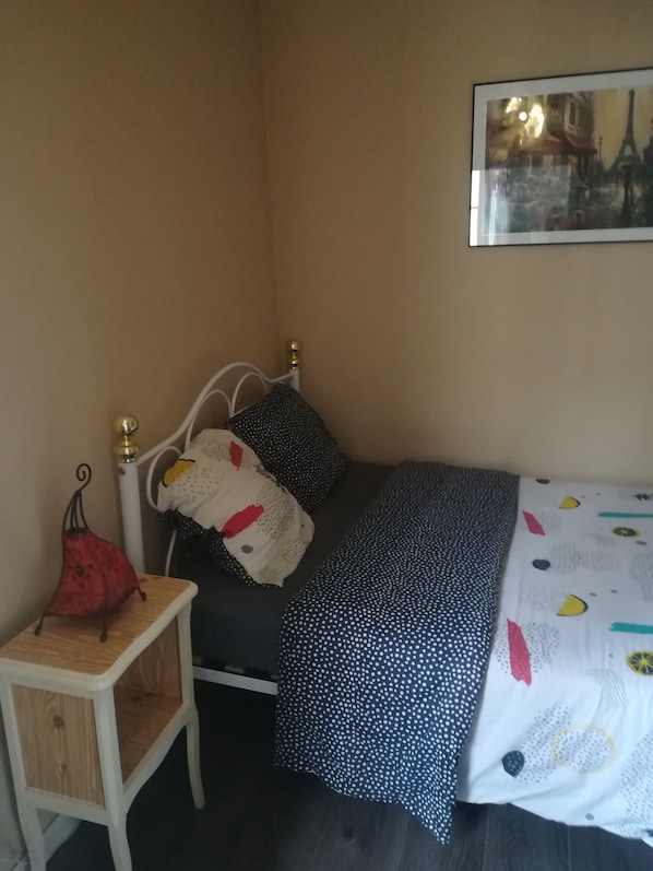 2 habitaciones, escritorio y tabla de planchar con plancha
