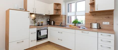 Kylskåp, ugn, diskmaskin och kaffe- och tebryggare