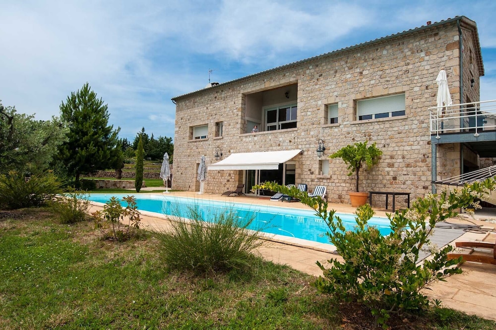 Large villa - high standing - large garden - swimming pool - sauna - terrace