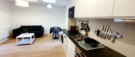 Réfrigérateur, micro-ondes, four, plaque de cuisson