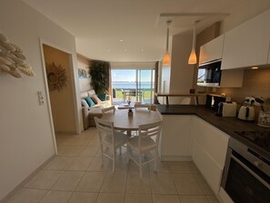 Fridge, microwave, oven, stovetop - Port-Louis: 1-Bedroom Apartment with Terrace, Parking and Wifi (Port-Louis)