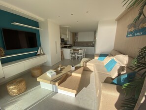 TV - Port-Louis: 1-Bedroom Apartment with Terrace, Parking and Wifi (Port-Louis)
