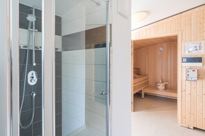Dusche, Haartrockner, Handtücher, Seife