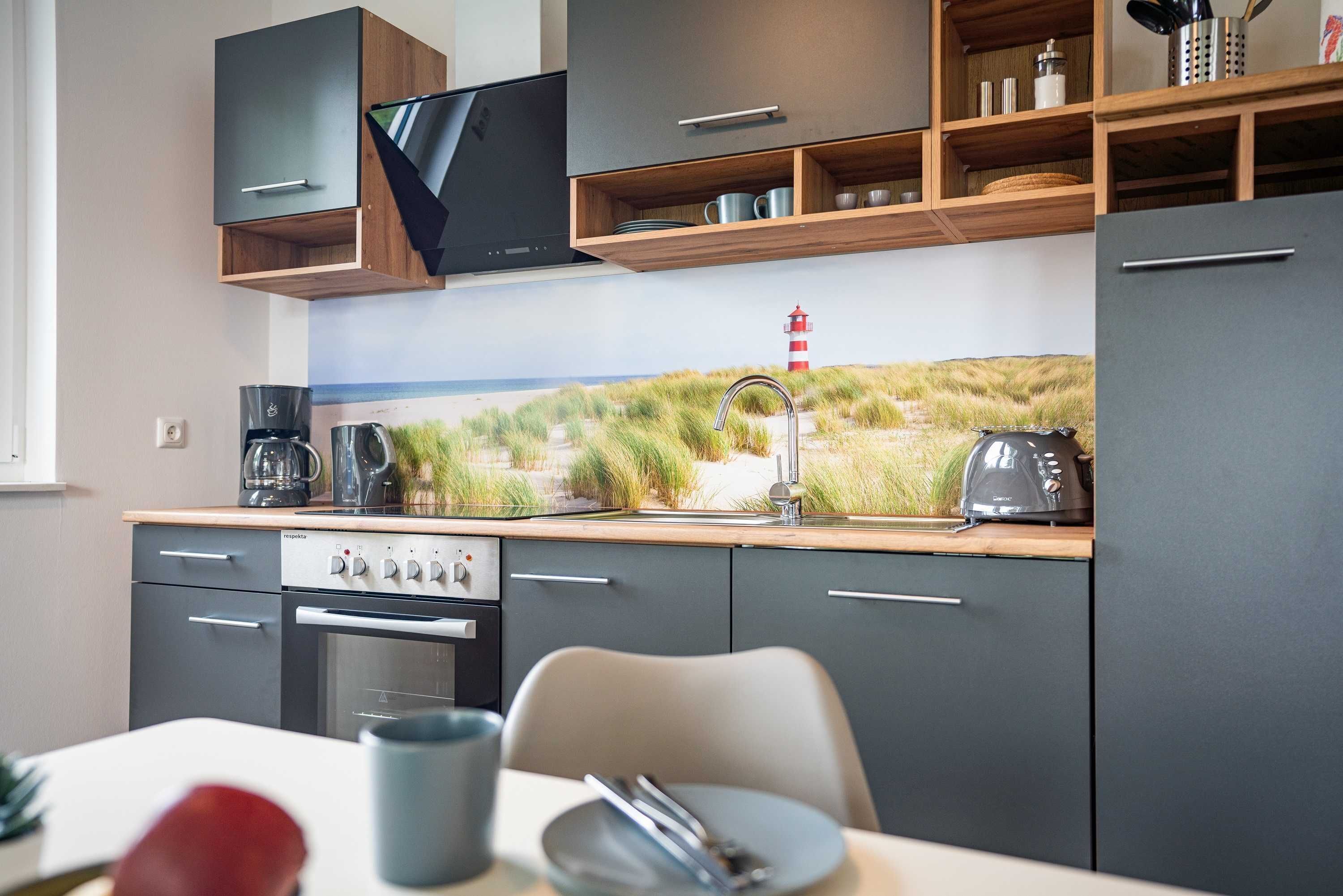 Wasserkocher mit Kaffee-/Teezubehör, Kühlschrank, Ofen, Geschirrspüler