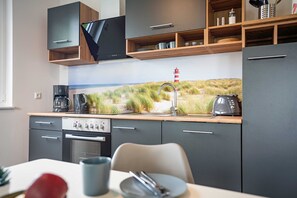 Refrigerador, horno, lavavajillas y cafetera y tetera 