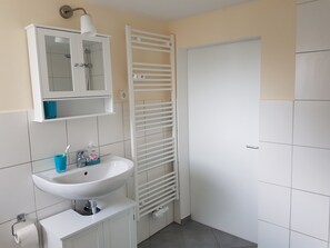 أحواض استحمام، مجففات شعر، مناشف، صابون