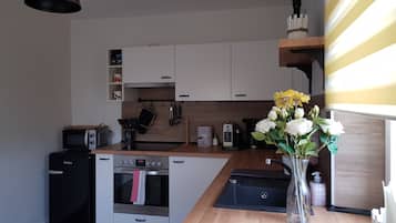 Kühlschrank, Mikrowelle, Ofen, Herdplatte