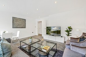 HA4 StMartins 01 | Living room | 42-inch Smart TV with digital channels, TV, Netflix - St Martins House Luxury Apts. Ruislip (Ruislip)