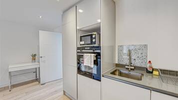 HA4 StMartins 05 | Private kitchen | Full-sized fridge, microwave, oven, stovetop