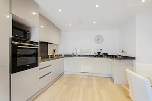 Full-size fridge, microwave, oven, stovetop