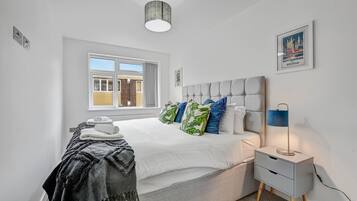 HA4 StMartins 05 | 2 bedrooms, premium bedding, laptop workspace, free WiFi