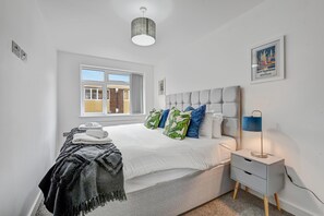 HA4 StMartins 05 | 2 bedrooms, premium bedding, laptop workspace, free WiFi - St Martins House Luxury Apts. Ruislip (Ruislip)