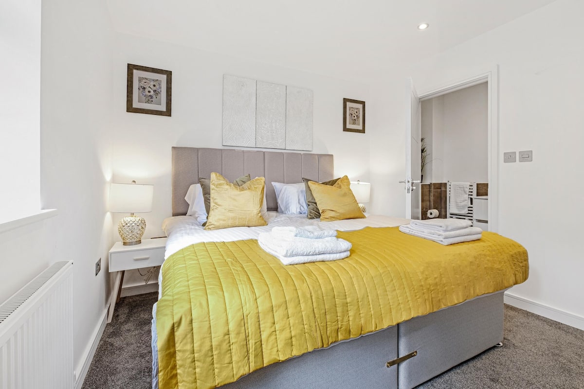 2 bedrooms, premium bedding, laptop workspace, free WiFi