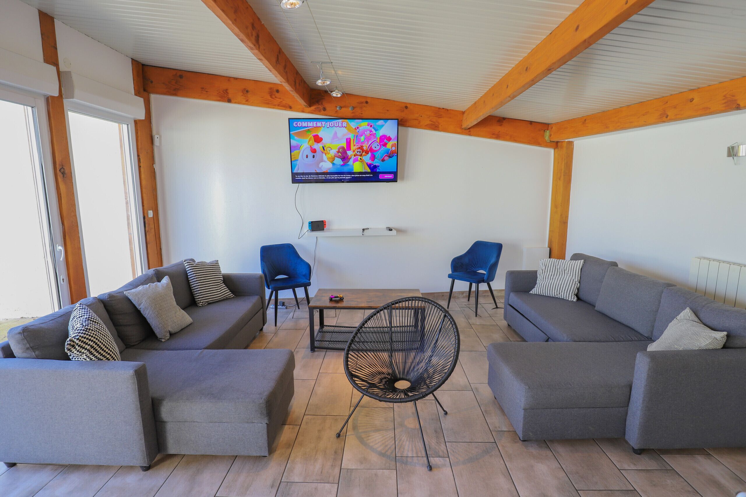 Télévision, console de jeux vidéo, baby-foot, chaîne hi-fi